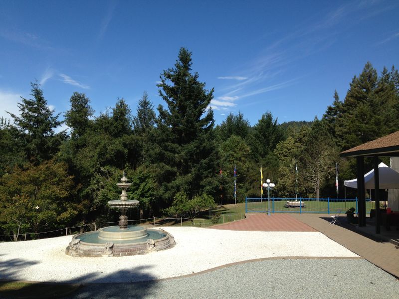 File:Pema Osel Ling - Shrine area.jpg